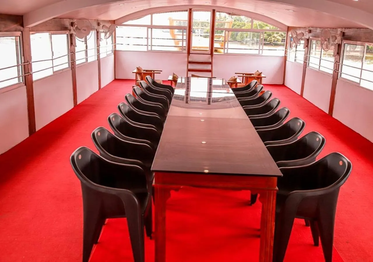 Hotel Vembanad Houseboat Kumarakom